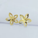 Brinco flor detalhado vazado