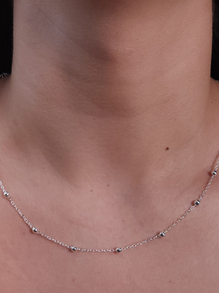 Gargantilha longuinho detalhe bolinhas