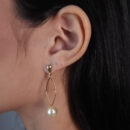 Brinco elo vazado com pérola