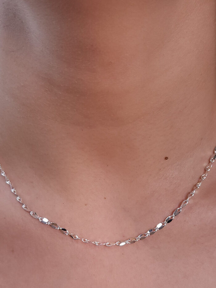 Gargantilha choker elos detalhe ondulado