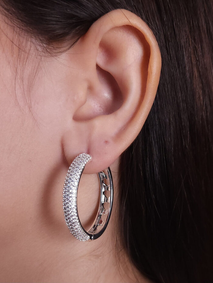 Brinco argola detalhe cravejada