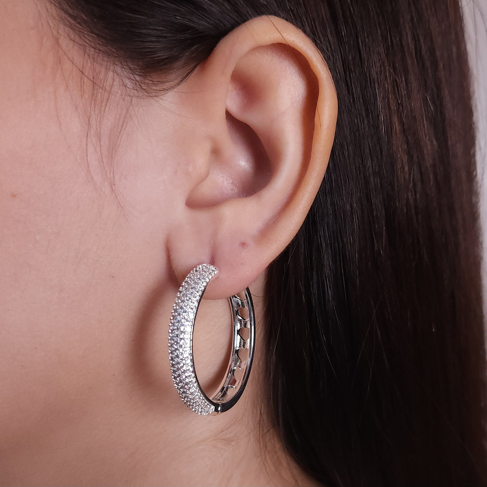 Brinco argola detalhe cravejada