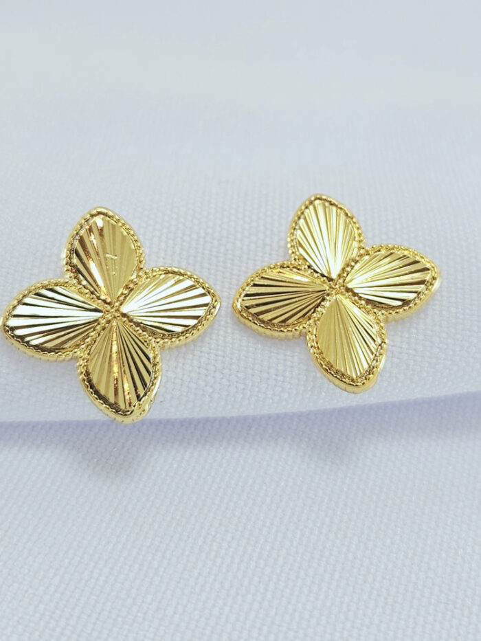 Brinco trevo detalhado