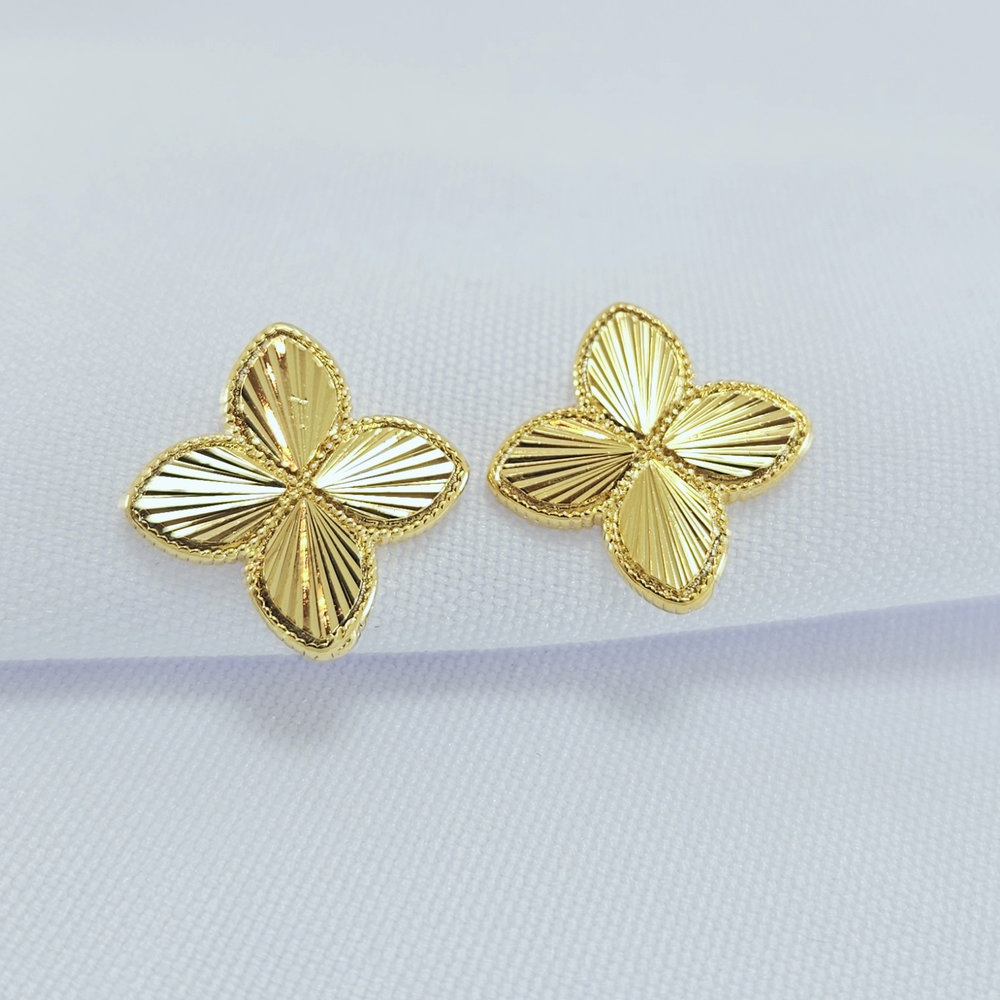 Brinco trevo detalhado