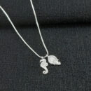 Gargantilha cavalo marinho com concha