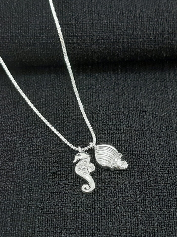 Gargantilha cavalo marinho com concha