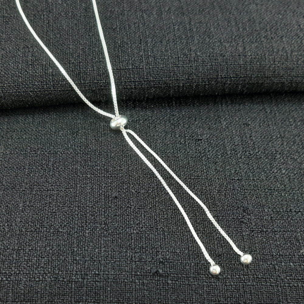 Gargantilha gravatinha detalhe bola prateada