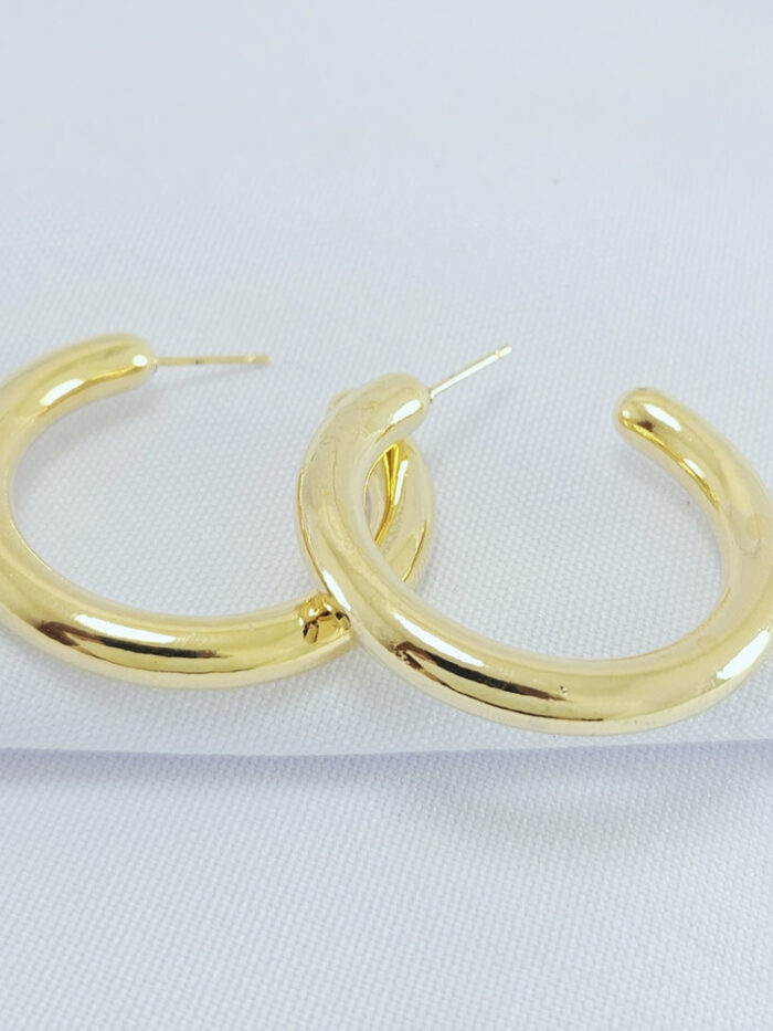 Brinco argola estilo tubo