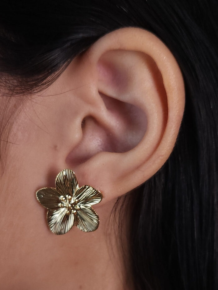 Brinco flor detalhada