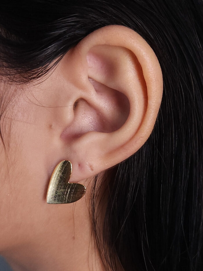 Brinco coração detalhado