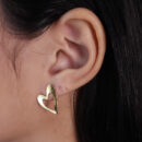 Brinco coração vazado faixa detalhada