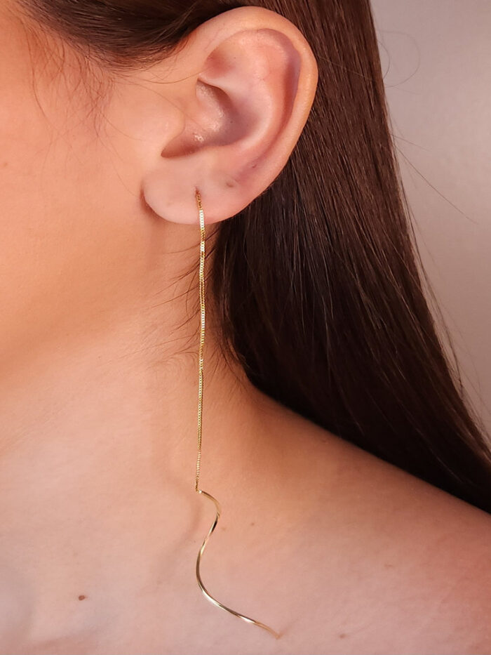 Brinco fio veneziana detalhe ondulado