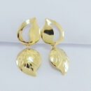 Brinco base lisa detalhe vazado com folha pêndula