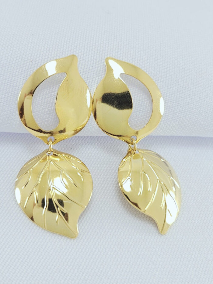 Brinco base lisa detalhe vazado com folha pêndula