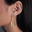 Brinco elo formato gota detalhe vazado