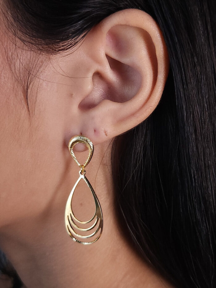 Brinco elo formato gota detalhe vazado