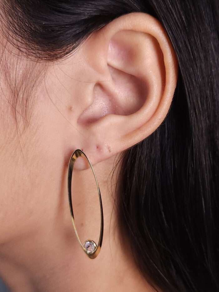 Brinco oval com ponto de luz