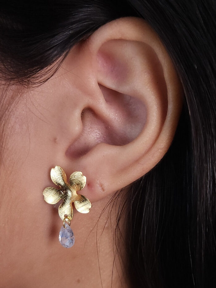 Brinco flor detalhado pêndulo gota