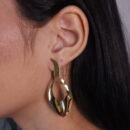 Brinco liso pêndulo vazado