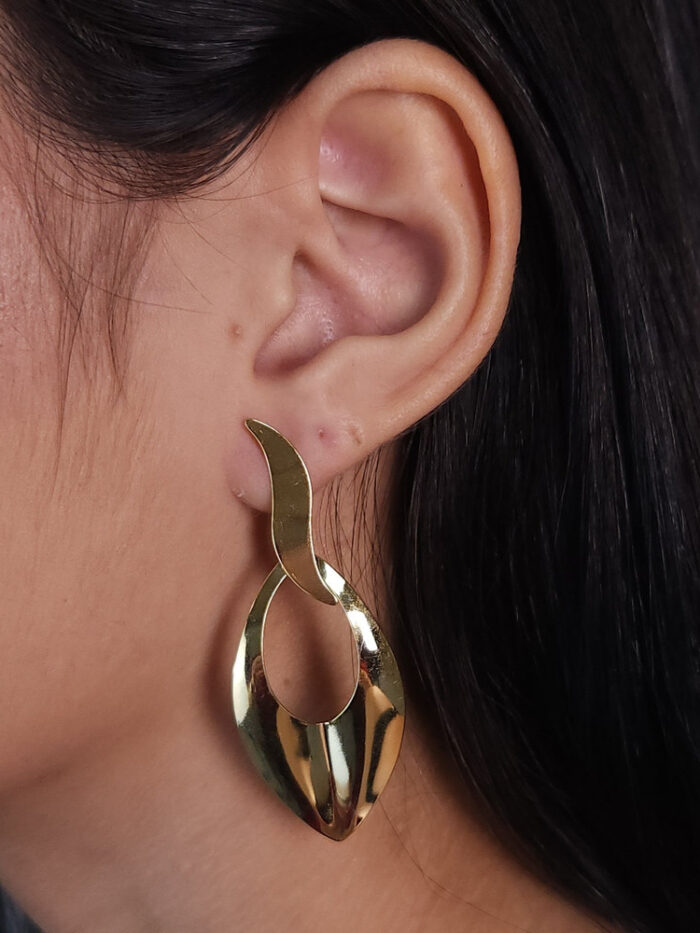 Brinco liso pêndulo vazado