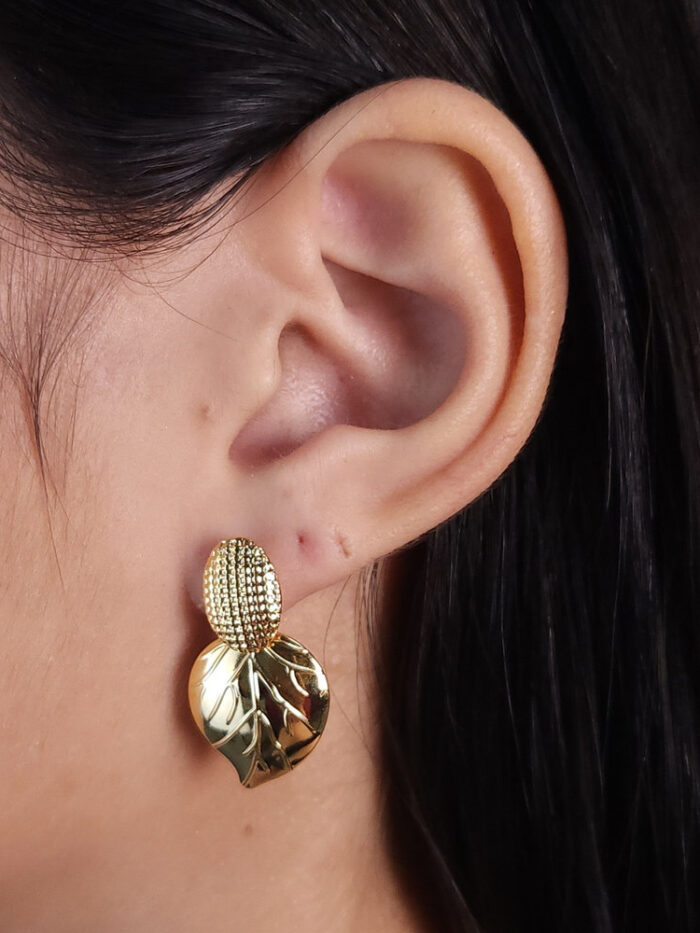 Brinco folha pêndulo base oval