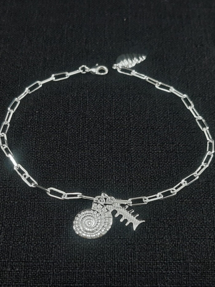 Pulseira cartier com concha espiral e esqueleto de peixe