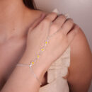 Pulseira de mão com margaridas