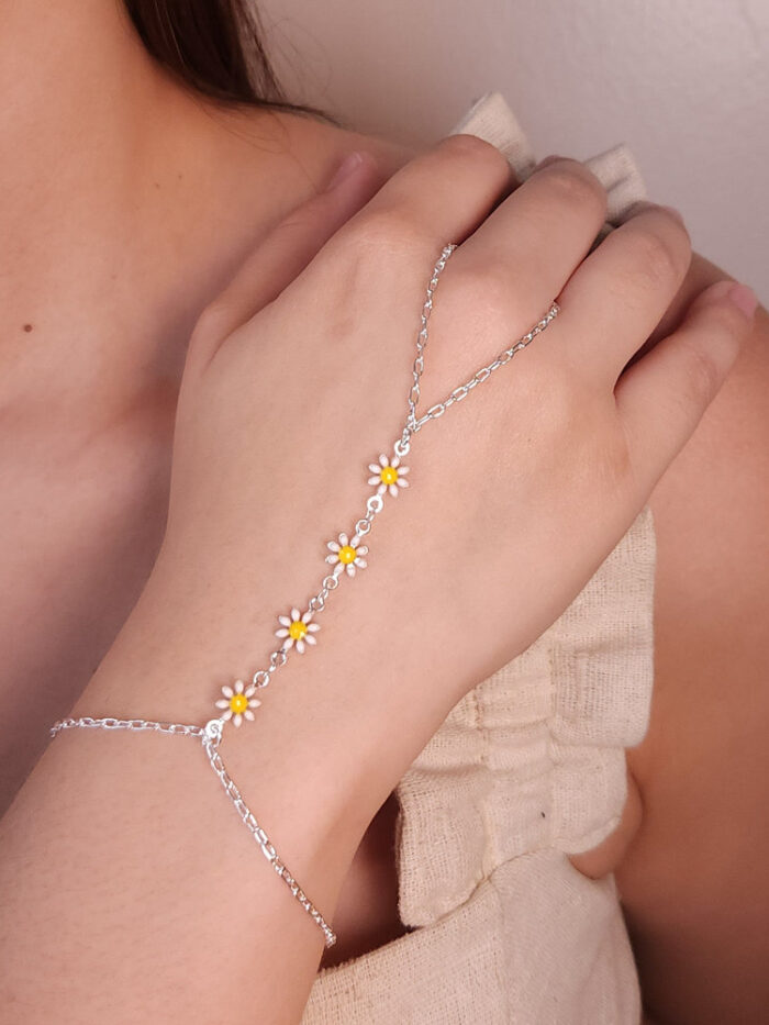 Pulseira de mão com margaridas