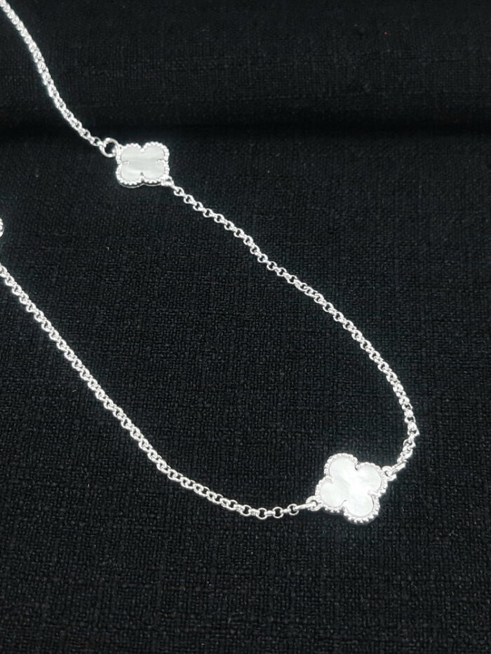 Gargantilha choker detalhe trevo branco