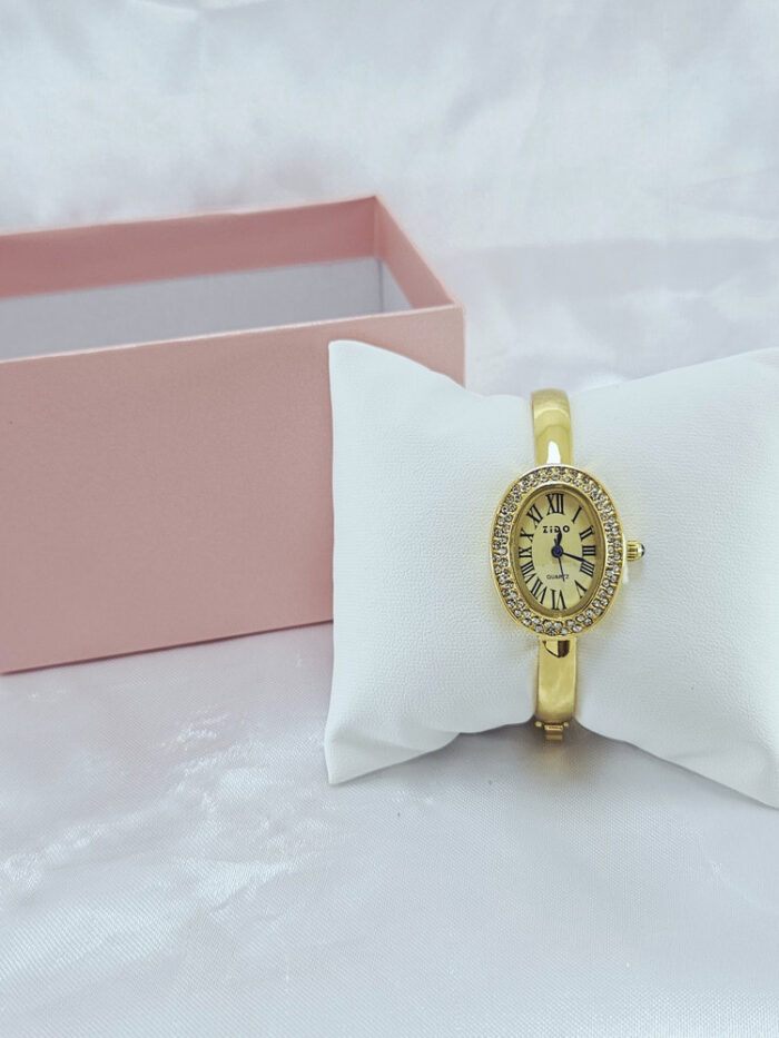 Relógio bracelete oval detalhe cravejado