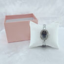 Relógio bracelete oval prateado cravejado ao redor