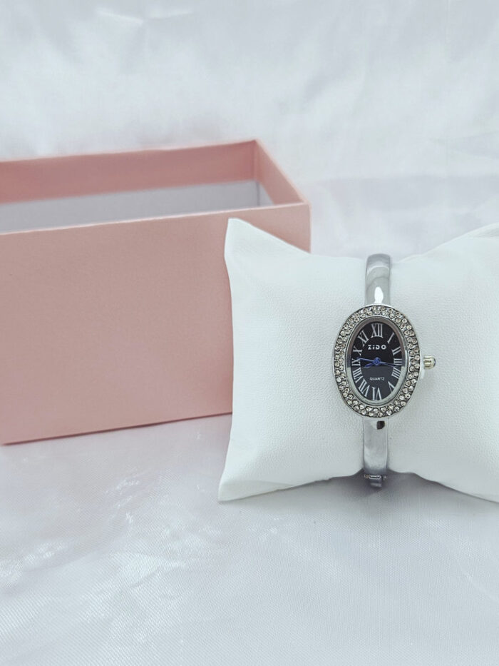 Relógio bracelete oval prateado cravejado ao redor