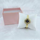 Relógio bracelete trevo cravejado ao redor