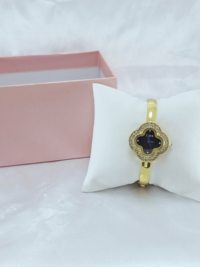 Relógio bracelete trevo cravejado ao redor