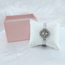 Relógio bracelete trevo prateado cravejado ao redor