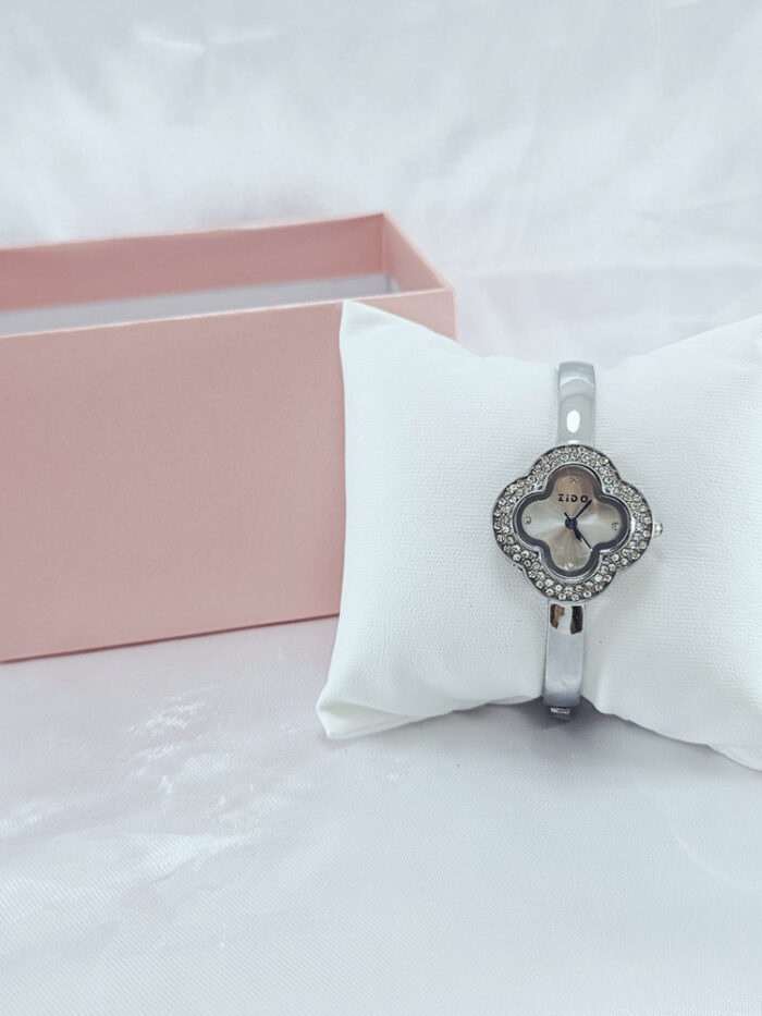 Relógio bracelete trevo prateado cravejado ao redor