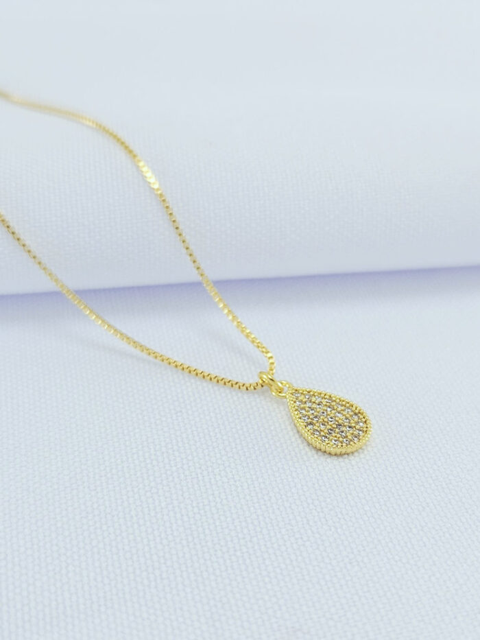 Gargantilha gota cravejada borda detalhada