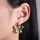 Brinco gancho flor chapeada