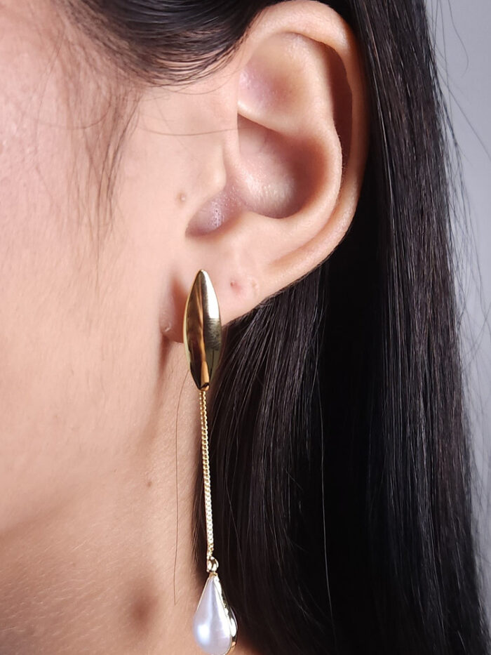 Brinco base liso com fio veneziana e gota pêndulo