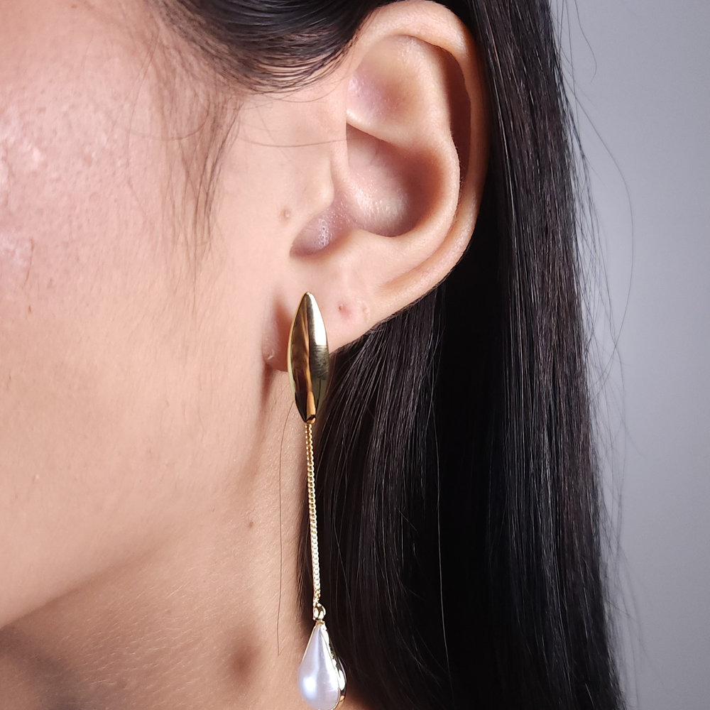 Brinco base liso com fio veneziana e gota pêndulo