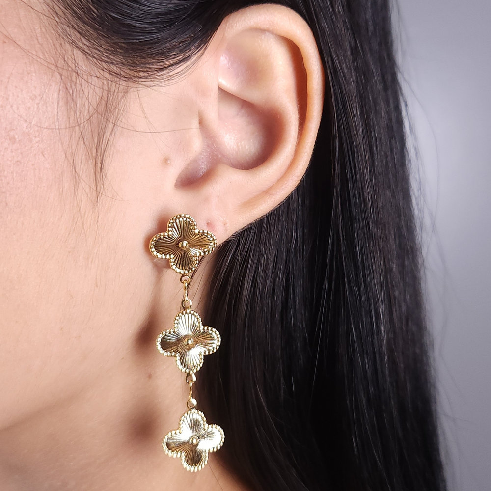 Brinco trevos dourado pêndulo