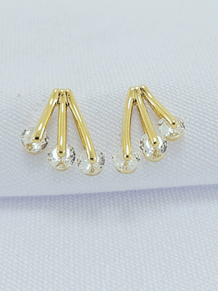 Brinco três fios detalhe pedras cristais