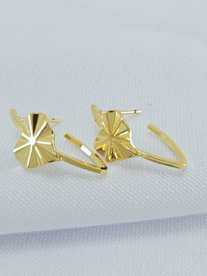 Brinco argola aberta detalhe coração