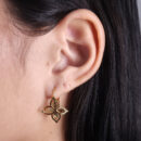 Brinco gancho flor dupla  detalhada e vazada