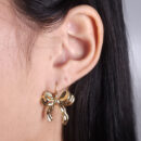 Brinco gancho detalhe laço