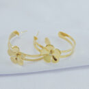 Brinco argola detalhe flor com ponto de luz