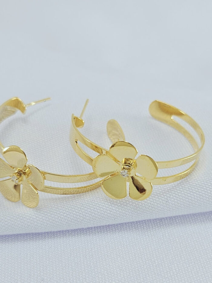 Brinco argola detalhe flor com ponto de luz