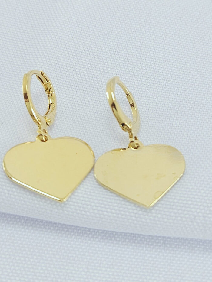 Brinco argola com coração liso pêndulo