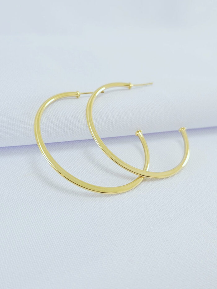 Argola detalhe achatada dourada