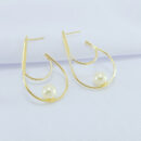 Brinco fio duplo detalhe pérola